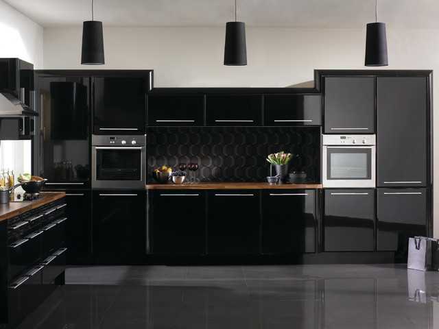Tủ bếp acrylic màu đen