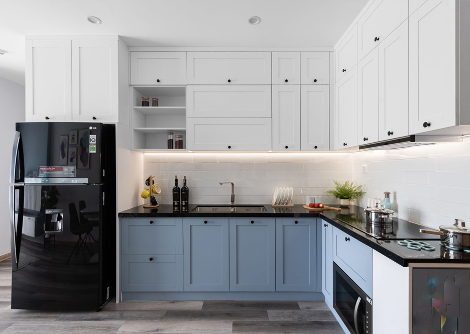 Tủ bếp laminate trắng xanh giả gỗ tự nhiên